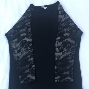 This is a LuLaRoe randy shirt, with a simmer look/texture to it! It’s a size S.